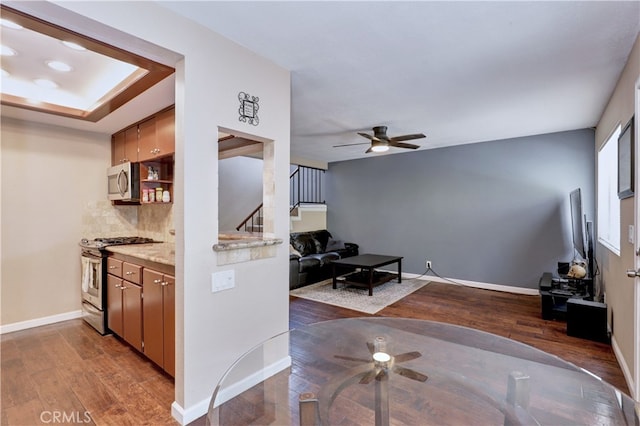 7068 Cerritos Ave Unit 16, Stanton, CA 90680 - kitchen featuring stainless steel appliances, a ceiling fan, wood finished floors, and baseboards