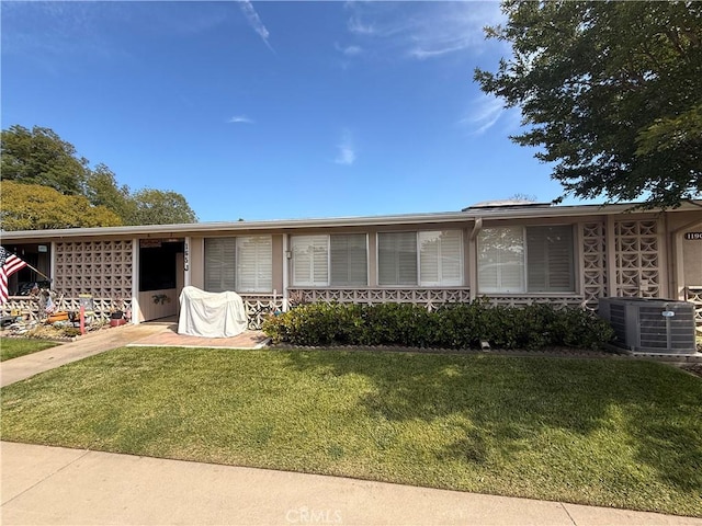 1190 Northwood Unit 165J, Seal Beach, CA 90740 - single story home with a front lawn
