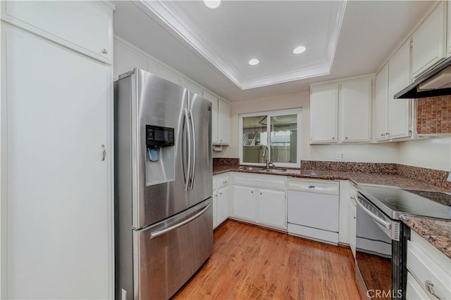 13602 La Jolla Cir Unit 16-C, La Mirada, CA 90638 - kitchen featuring stainless steel refrigerator with ice dispenser, dishwasher, range with electric stovetop, a sink, and light wood-style flooring