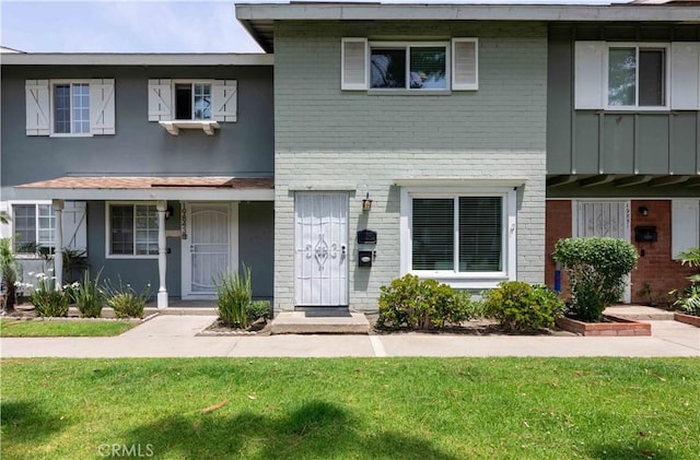 19847 Coventry Ln, Huntington Beach, CA 92646 - townhome / multi-family property with brick siding and a front yard