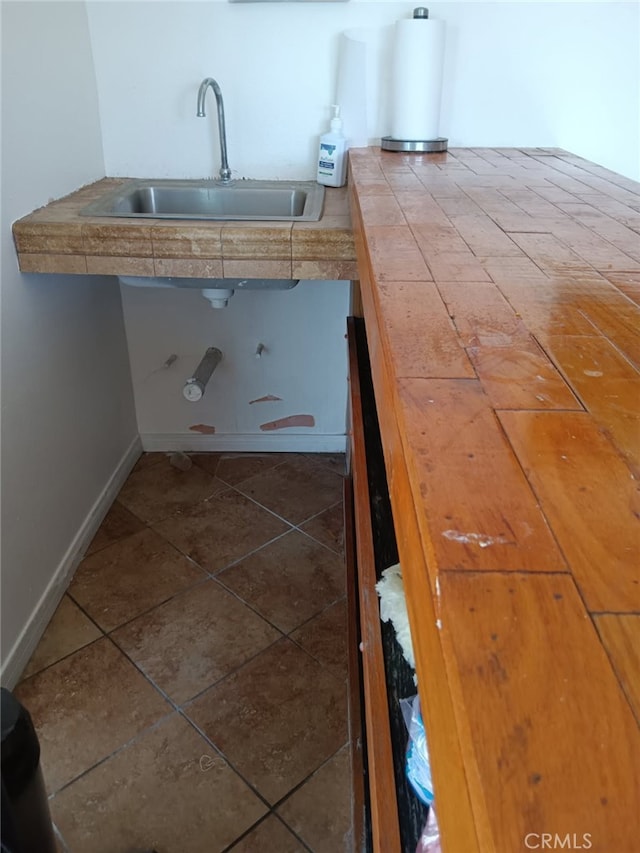 16614 Samgerry Dr, La Puente, CA 91744 - bathroom with a sink and tile patterned flooring
