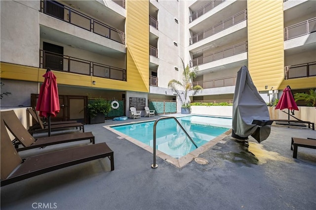 2939 Leeward Ave Unit 415, Los Angeles, CA 90005 - community pool with a patio
