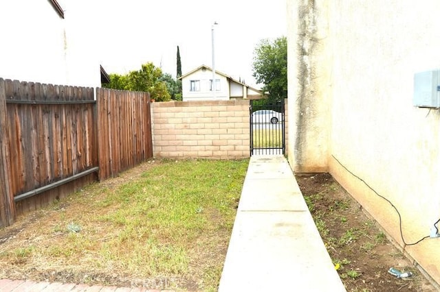 12077 Swegles Ln, Moreno Valley, CA 92557 - view of yard featuring a gate
