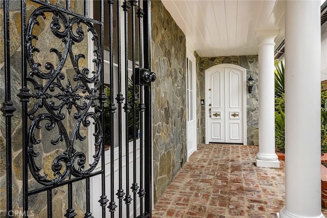 508 Evening Star Ln, Newport Beach, CA 92660 - entrance to property with stone siding