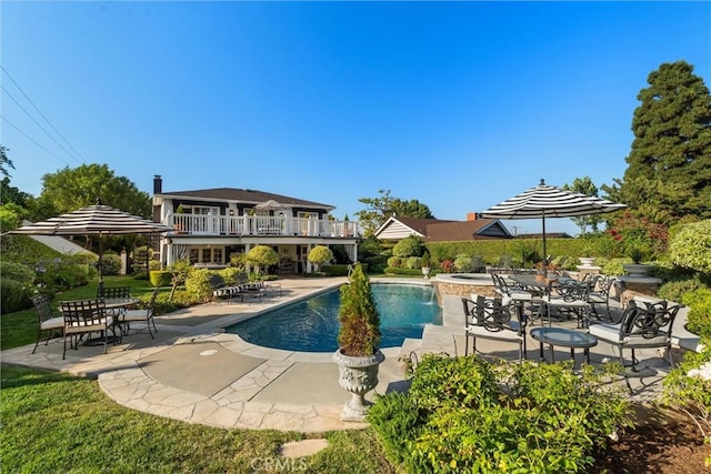 2136 W Gaucho Dr, Rancho Palos Verdes, CA 90275 - outdoor pool featuring a patio and an in-ground hot tub