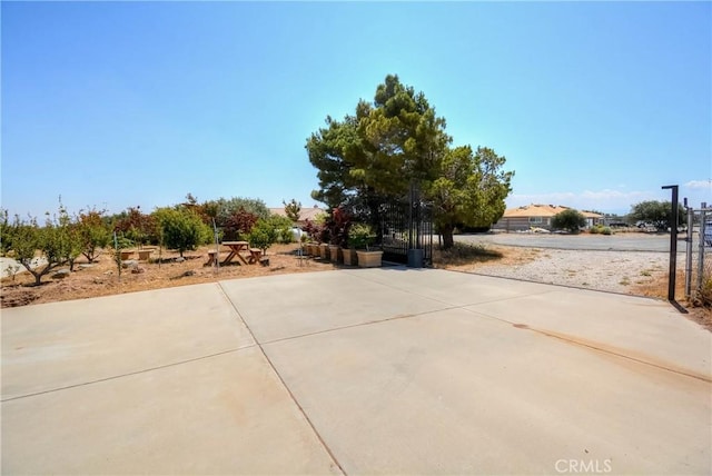 8140 Del Ct, Phelan, CA 92371 - view of patio