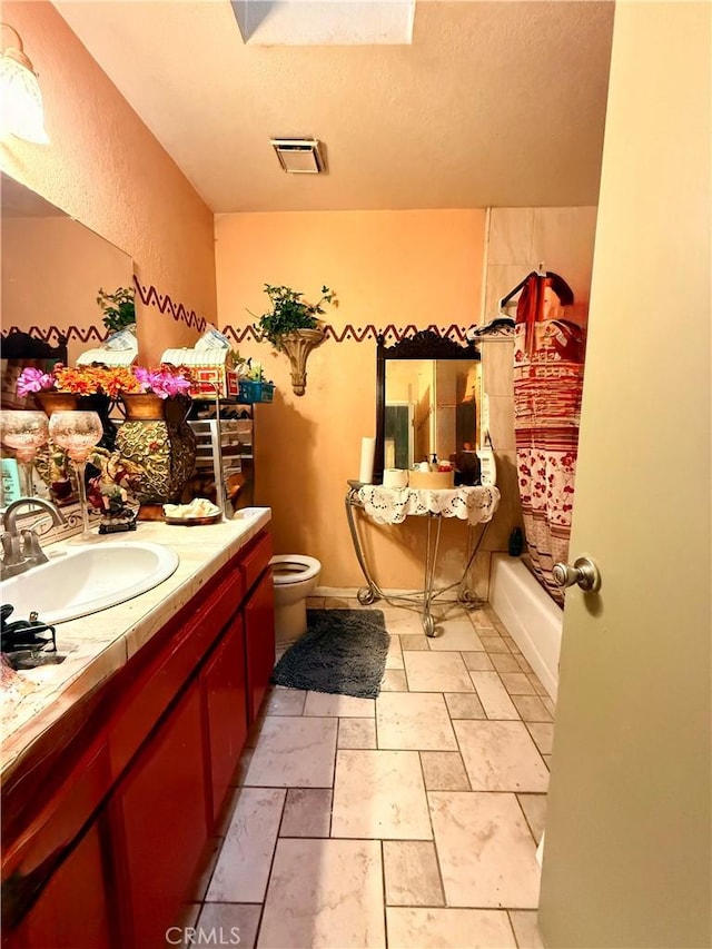 15994 Cactus St, Hesperia, CA 92345 - bathroom with vanity, toilet, shower / bath combo, and stone tile flooring