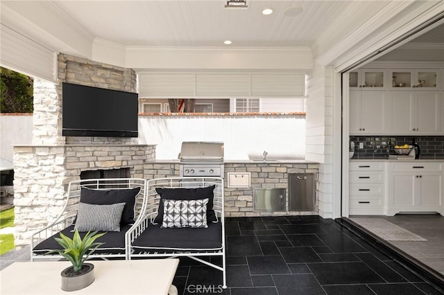 2711 Elm Ave, Manhattan Beach, CA 90266 - view of patio / terrace with a sink