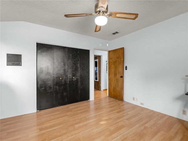 1654 W S Ave, Fresno, CA 93706 - unfurnished bedroom featuring light wood finished floors, a closet, a textured ceiling, and a ceiling fan