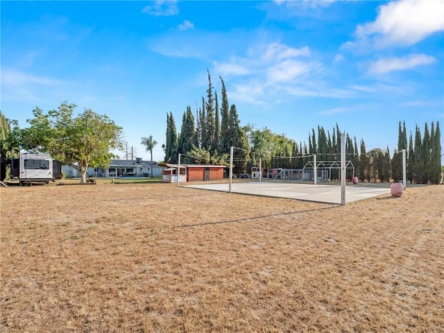 1654 W S Ave, Fresno, CA 93706 - surrounding community featuring volleyball court and a yard