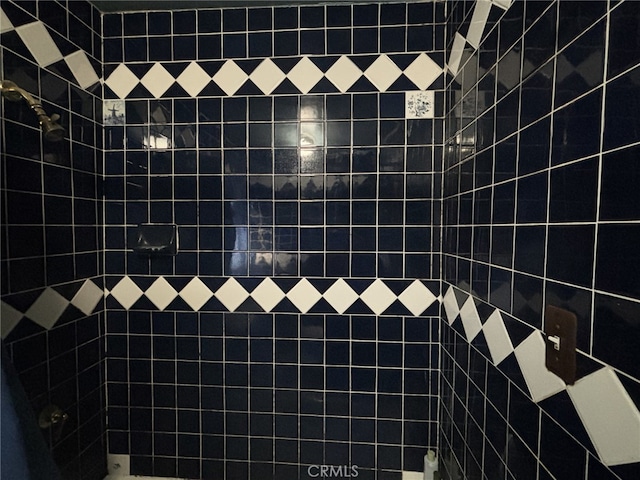 919 Dexter St, Los Angeles, CA 90042 - full bath featuring tiled shower