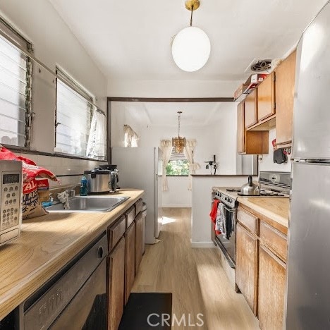 919 Dexter St, Los Angeles, CA 90042 - kitchen with electric range, freestanding refrigerator, light wood finished floors, dishwasher, and decorative light fixtures