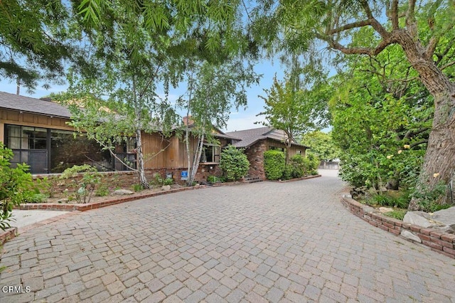1139 Fairview Dr, La Canada Flintridge, CA 91011 - single story home featuring brick siding