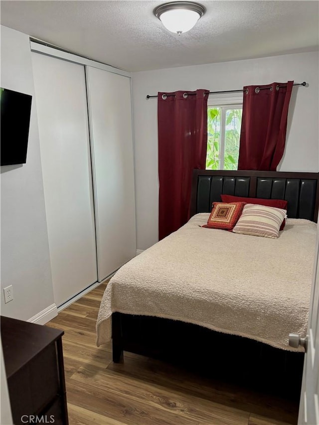 414 Iowa Ave, Riverside, CA 92507 - bedroom with wood finished floors, a closet, and a textured ceiling