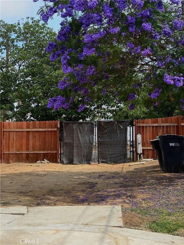 414 Iowa Ave, Riverside, CA 92507 - view of yard