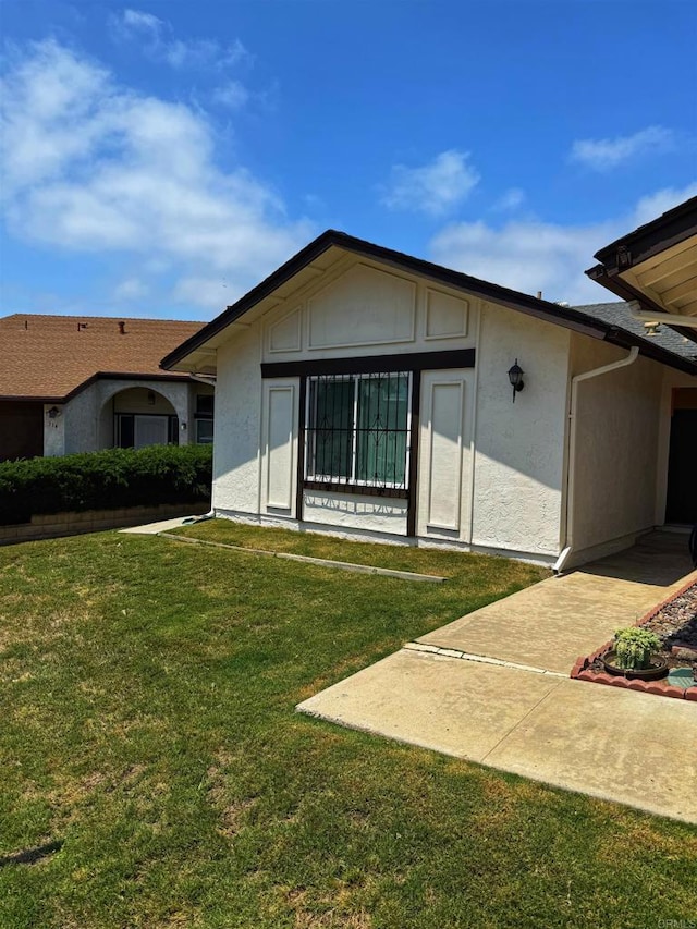 318 Vecino Ct, Spring Valley, CA 91977 - view of front facade featuring a front lawn and stucco siding