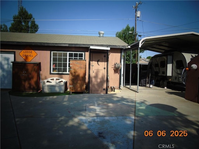 635 5th St, Willows, CA 95988 - view of outbuilding featuring a carport and driveway
