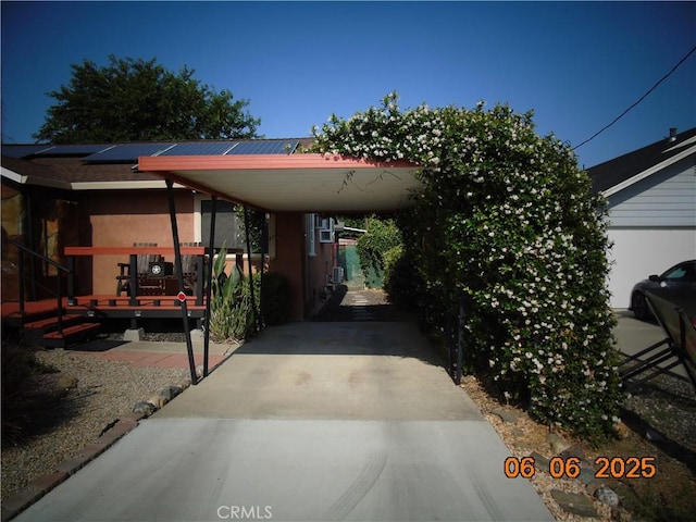 635 5th St, Willows, CA 95988 - view of front of house featuring driveway, solar panels, and a carport