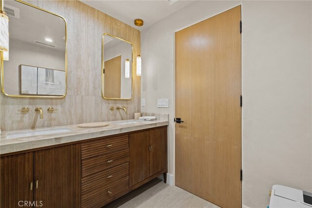 721 Wilson Ct, Burbank, CA 91501 - full bath featuring double vanity, toilet, and baseboards
