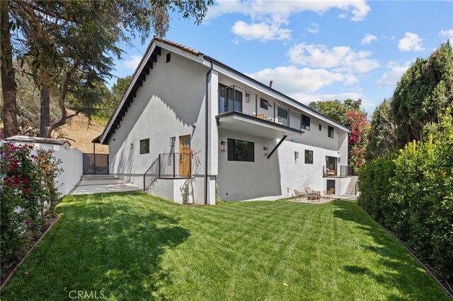 721 Wilson Ct, Burbank, CA 91501 - rear view of property with stucco siding and a yard