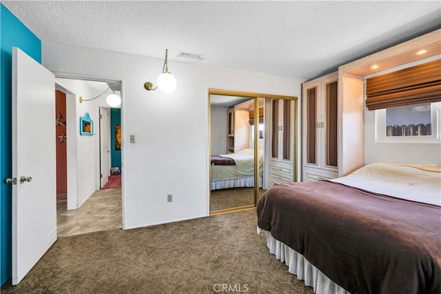7608 Shawnee Trl, Yucca Valley, CA 92284 - bedroom with carpet, a textured ceiling, and a closet