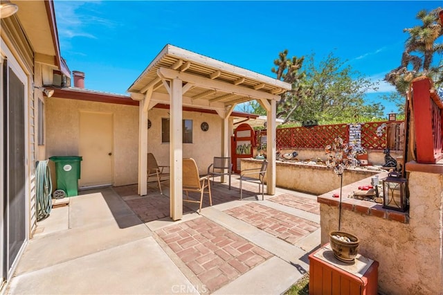 7608 Shawnee Trl, Yucca Valley, CA 92284 - fenced backyard featuring a patio