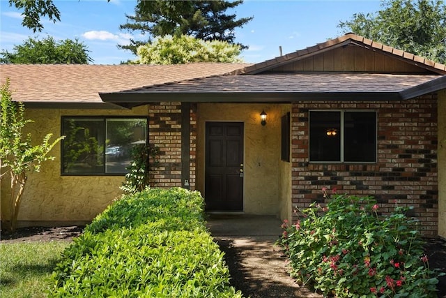 1018 Greenwich Dr, Chico, CA 95926 - view of front facade with a shingled roof, stucco siding, and brick siding