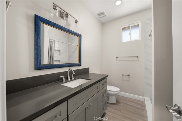 1239 Ansley Ln, Mentone, CA 92359 - full bath featuring vanity, a shower with shower curtain, and wood finished floors