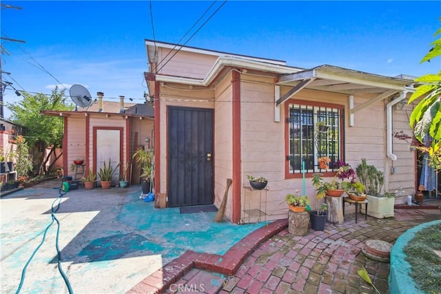 1419 S Redondo Blvd, Los Angeles, CA 90019 - view of front of property with a patio