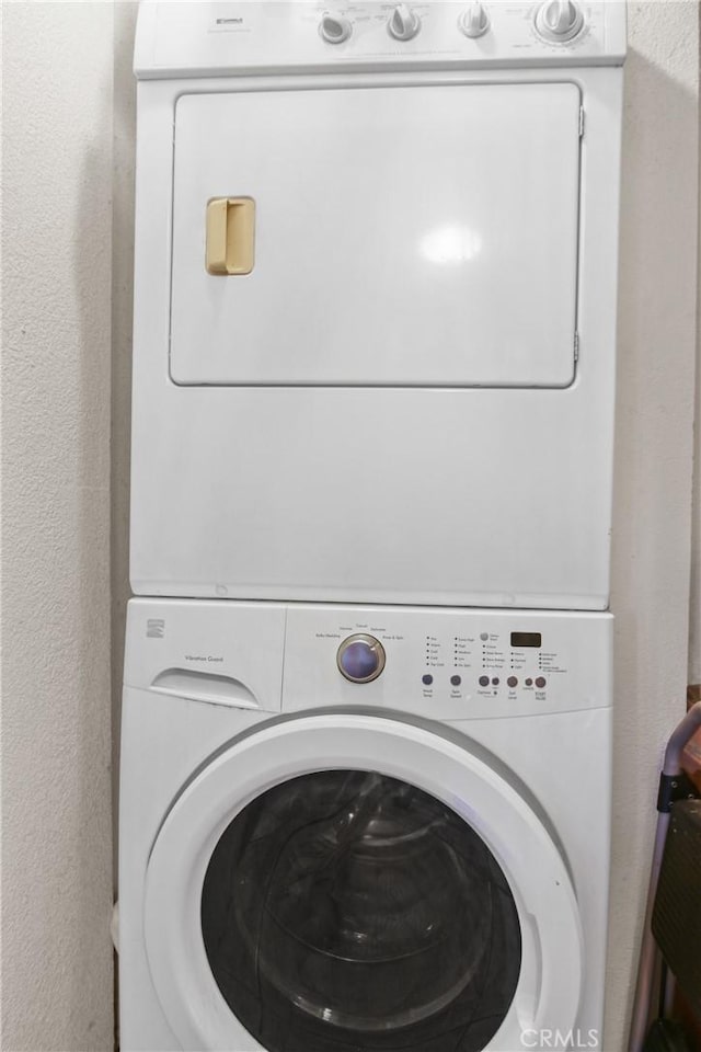 1419 S Redondo Blvd, Los Angeles, CA 90019 - laundry room featuring estacked washer and dryer