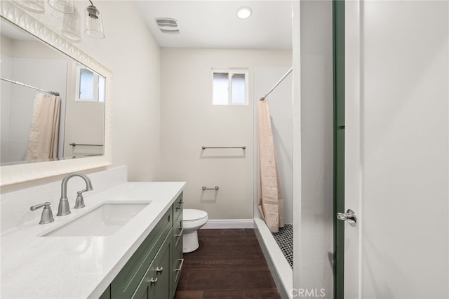 1243 Ansley Ln, Mentone, CA 92359 - full bath featuring plenty of natural light, vanity, wood finished floors, a shower with shower curtain, and recessed lighting