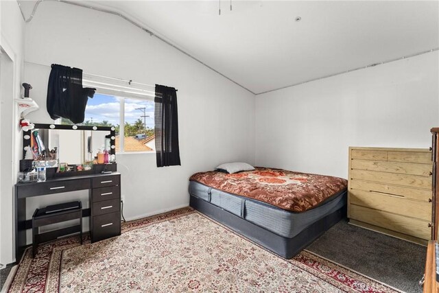 1149 Cochise Ct, Vista, CA 92084 - bedroom with lofted ceiling