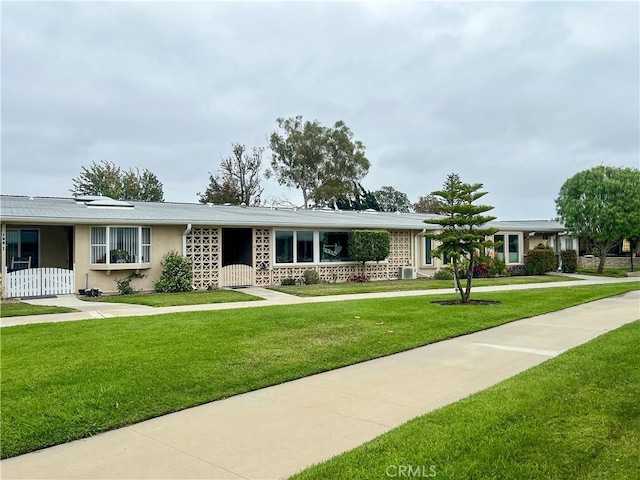 13580 Medinac Ln Unit M5-E, Seal Beach, CA 90740 - ranch-style home featuring a front lawn and stucco siding