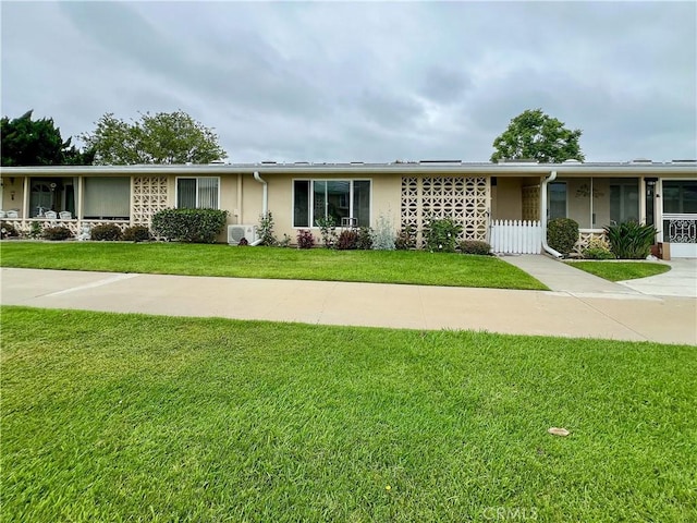 13580 Medinac Ln Unit M5-E, Seal Beach, CA 90740 - ranch-style house with stucco siding and a front lawn