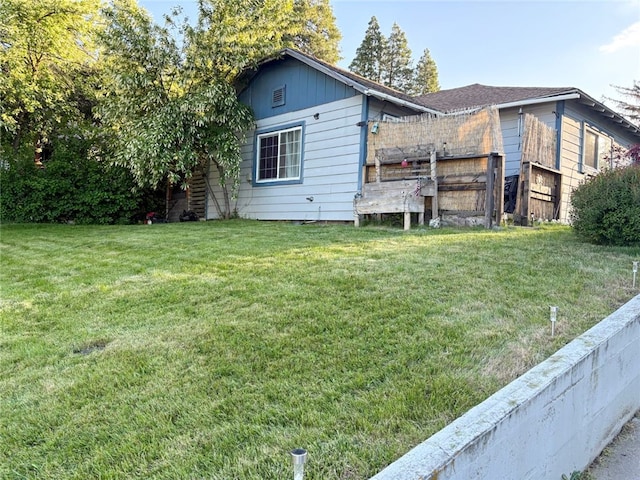 216 College Ave, Weed, CA 96094 - view of side of home with a yard