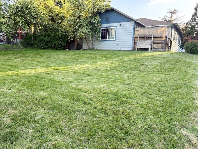 216 College Ave, Weed, CA 96094 - view of grassy yard