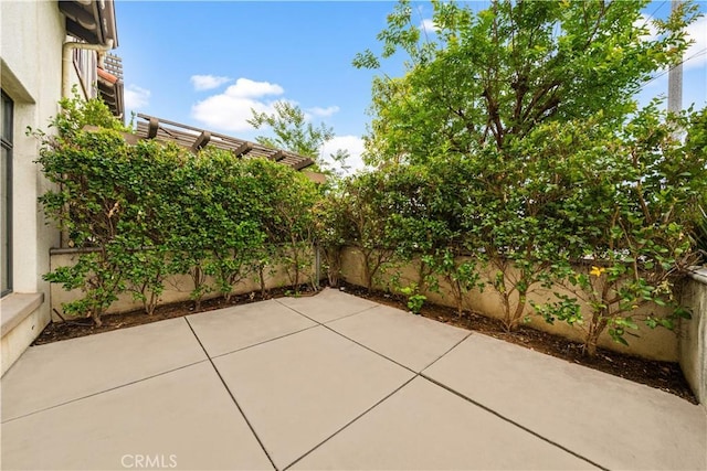 879 Michigan Blvd Unit B, Pasadena, CA 91107 - fenced backyard featuring a patio and a pergola