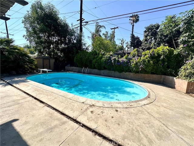 3346 Sunnyside Dr, Riverside, CA 92506 - swimming pool featuring a patio area and a diving board