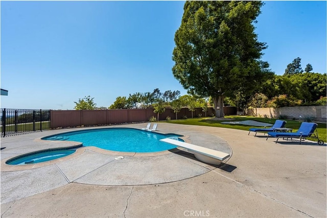 6021 Saddletree Ln, Yorba Linda, CA 92886 - view of pool with an in-ground hot tub, a patio area, a fenced backyard, and a diving board