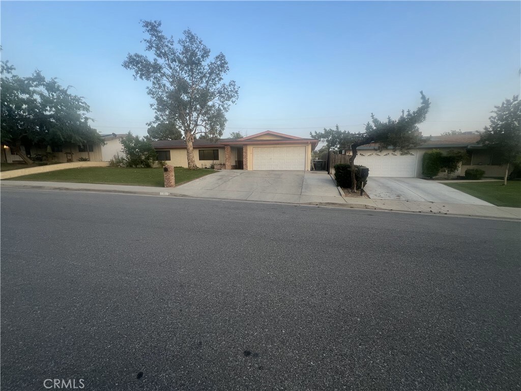3401 Purdue Dr, Bakersfield, CA 93306 - ranch-style house featuring driveway and an attached garage