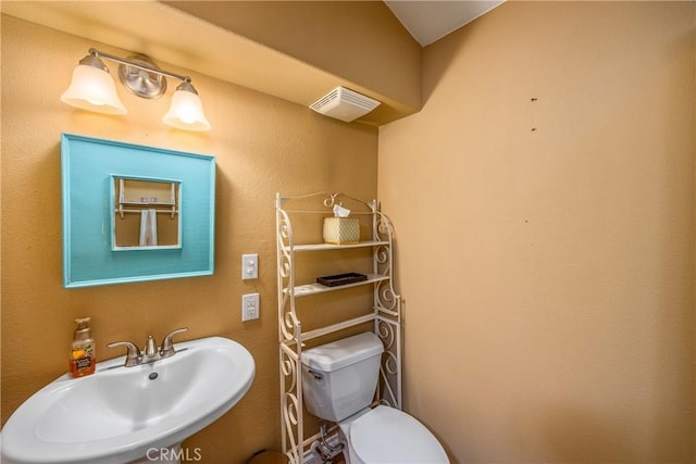 27470 Lakeview Dr, Helendale, CA 92342 - bathroom featuring a sink and toilet