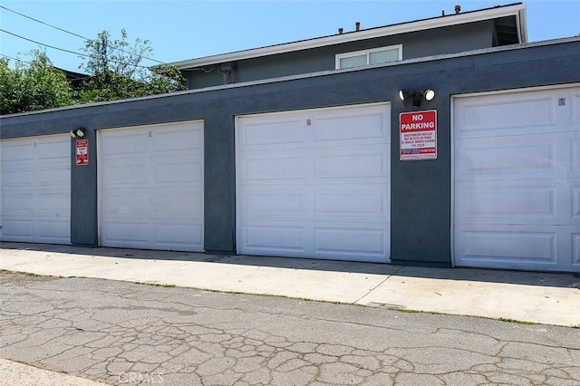 17132 Emerald Ln, Huntington Beach, CA 92647 - view of garage