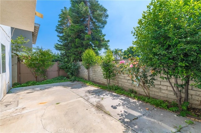 530 Diamond St Unit C, Monrovia, CA 91016 - fenced backyard with a patio area