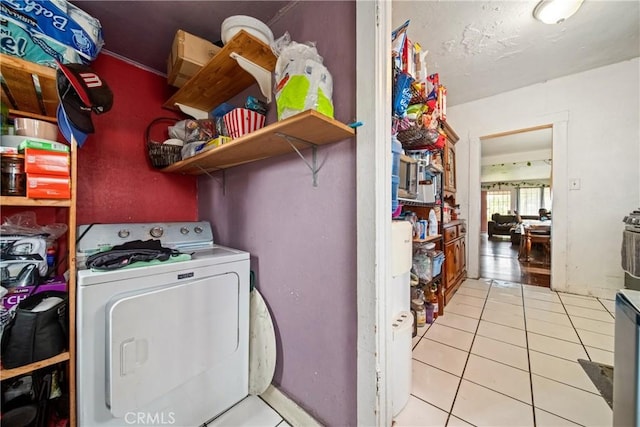 633 E 136th St, Los Angeles, CA 90059 - laundry room featuring washer / clothes dryer and tile patterned flooring