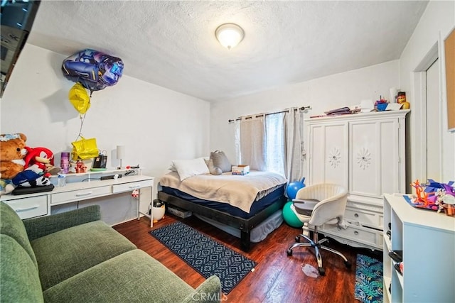 633 E 136th St, Los Angeles, CA 90059 - bedroom with wood finished floors and a textured ceiling
