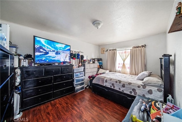 633 E 136th St, Los Angeles, CA 90059 - bedroom with wood finished floors and a textured ceiling