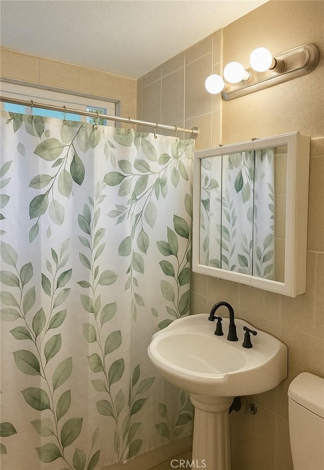 16784 Samgerry Dr, La Puente, CA 91744 - bathroom with a shower with curtain and tile walls
