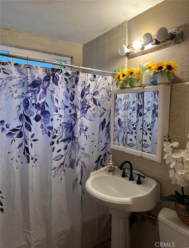 16784 Samgerry Dr, La Puente, CA 91744 - full bathroom featuring a textured ceiling and curtained shower
