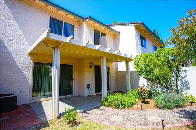 806 E Laurel Oak Dr, Azusa, CA 91702 - view of front facade with stucco siding and a patio area