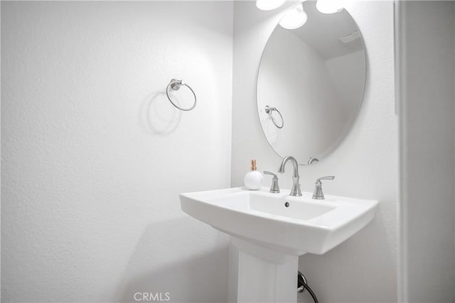 806 E Laurel Oak Dr, Azusa, CA 91702 - bathroom featuring a sink